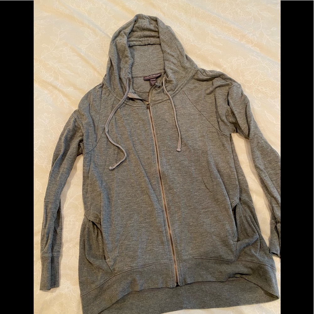 A Pea in the Pod 🖤 gray hoodie